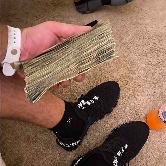 The random seller, the master trader…the junkman - Picture 3 of 16